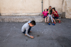 کودکان روستا کمترین امکاناتی برای بازی و تفریح در اختیار ندارند و بیشتر وقت خود را در کوچه و خیابان‌ها می‌گذرانند