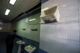 عدم نظافت و نگهداری مناسب سرویس‌های بهداشتی ورزشگاه«خلیج فارس» بندرعباس و نبود امکانات بهداشتی از جمله مشکلات فعلی این ورزشگاه است.
