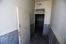 وضعیت درب ورودی جایگاه خبرنگاران و سیستم سرمایشی ورزشگاه«خلیج فارس» بندرعباس که غیر قابل استفاده است.
