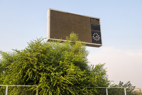 اسکوربرد ورزشگاه «خلیج فارس» بندرعباس از کار افتاده و با درختان خودرو احاطه شده است.
