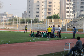 تیم مهمان به دلیل گرما و شرایط بد رختکن در بین دو نیمه ترجیح دادند که در زمین چمن استراحت کنند.
