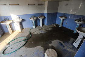 سرویس بهداشتی ورزشگاه «خلیج فارس» بندرعباس که جهت استفاده تماشاگران از بهداشت نامناسبی برخوردار است و تقریبا غیر قابل استفاده است.
