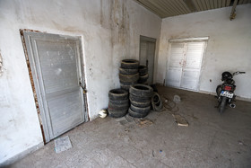 نگهداری لاستیک خودرو  به دلایل نامعلوم در یکی از انبارهای ورزشگاه «خلیج فارس» بندرعباس که به زمین راه دارد.
