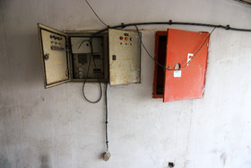 نگهداری نامناسب تاسیسات برق ورزشگاه «خلیج فارس» بندرعباس که در شرایط آب و هوای این شهر بسیار خطرناک و ناایمن است.
