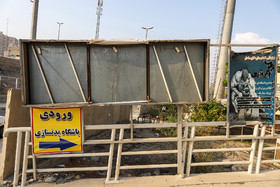 تابلوهای تبلیغاتی از کار افتاده نمای بسیار نامناسبی به ورودی جایگاه تیم‌ها داده است.
