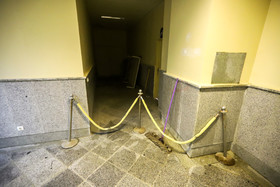 وردی اتاق کنفرانس که به دلیل نبود امکانات استاندارد بسته است.
