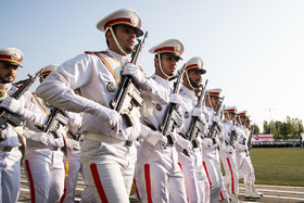رژه یگان‌ دژبان نمونه ارتش در روبروی جایگاه