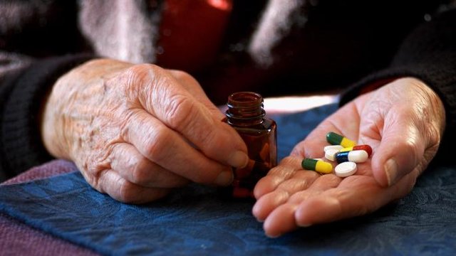 مصرف بیش از حد مُسَکن، عامل سردرد سالمندان/ مروری بر روش‌های غیر دارویی درمان