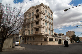 ساختمان‌هایی با نمای «رومی» به دلیل عدم مدیریت و نظارت ضعیف نمای بصری شهر را نیز به آشفتگی می‌کشاند.
