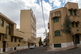 تقابل سبک و نمای آجری متداول در مقابل نمای سنگی «رومی» در خیابان شهید کریمی قم
