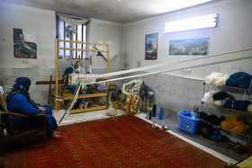 کارگاه بافندگی یکی از زنان روستای زیارت در گرگان 