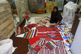 طاهره بابایی  از جاجیم بافان روستای زیارت می‌گوید: نه بیمه‌ای دارد و نه محیط مناسبی برای بافندگی. او روزی ۱ الی ۲ متر جاجیم می‌بافد که روی دیوار کوتاه خانه‌اش آویزان می‌کند تا مسافری ببیند و آن را خریداری کنند.
