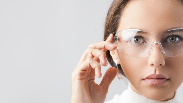 ابداع عینک هوشمندی که تصاویر را مستقیما روی چشم نمایش می‌دهد