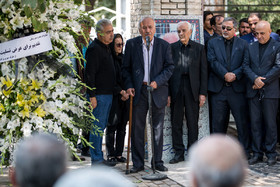 سخنرانی ناصر تکمیل همایون، جامعه‌شناس و تاریخ‌نگار قزوینی در مراسم تشییع پیکر «محمد دبیرسیاقی»