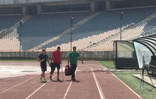 پورعلی گنجی عصا به دست به تیم ملی آمد+عکس

