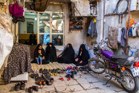 در بعضی از منازلی که فضای کمی دارد، میزبان در حیاط خانه خود برای مهمانان فضایی را تدارک می‌بیند.
