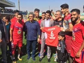 اهدای پیراهن شماره ۶ پرسپولیس به شاهین ایزدیار