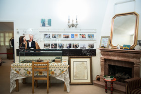 بازدید محمد شریعتمداری از خانه موزه هاشمی رفسنجانی