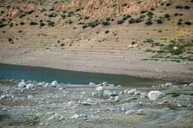 نمایان شدن سنگ لاشه ها و داغی‌ها یا رگه های زمین، کاهش سطح آب در دریاچه سد را نشان می‌دهد . 