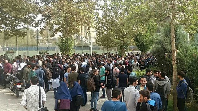 دانشجویان دانشگاه امیرکبیر در اعتراض به کیفیت غذا تجمع کردند