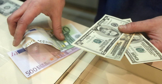 انتقاد نماینده تهران از افزایش تسلط دلار بر معیشت مردم