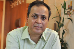 هیچ کس با جایزه گرفتن شاعر نمی‌شود