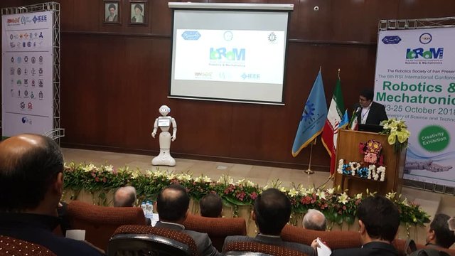 کنفرانسی که با مشارکت رباتها کلید خورد