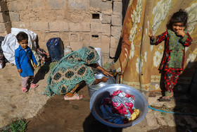 تعدادی از اهالی ساکن در محله «ول‌آباد» را اتباع افغان تشکیل می‌دهند. آنها نیز مانند بقیه ساکنان این محله از ابتدایی‌ترین امکانات زندگی محرومند.