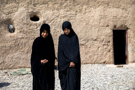 معصومه و خواهرش در روستای «آب کاهوگان» زندگی می‌کنند. پدر آنها فوت کرده و در حال حاضر تحت پوشش کمیته امداد هستند؛ یارانه و کمک‌های ماهیانه کمیته محل درآمد اصلی آنهاست. 