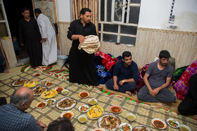 چینش سفره شام زائران اربعین حسینی توسط «مهدی ابو یونس» 