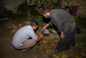 پسر عموی ابویونس که خود از خادمین اربعین حسینی است در حال کمک کردن به شستن دست زائران پس از صرف شام است.
