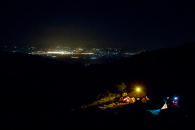 چشم انداز شهر «ازنا» از پناهگاه «کول جنو»، طولانی بودن مسیر مستلزم اقامت شبانه کوهنوردان در پناهگاهی که در ارتفاع 3028 متری مستقر شده است. 