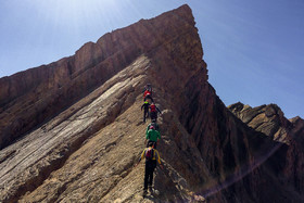 کوهنوردان برای صعود به قله «کول جنو» از مسیر فنی ملزم به حرکت برروی تیغهها هستند.