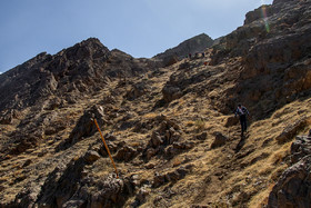 مسیر برگشت کوهنوردان از قله «کول جنو» که با علامت‌هایی که توسط کوهنوردان اراکی نصب شده مشخص است.