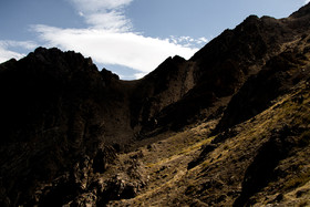 مسیر اشتباهی که سال گذشته کوهنوردان مشهدی در فرود از قله انتخاب کرده و بدنبال این اشتباه وارد درهای بهمن خیز شدند. شرایط نامساعد جوی در جریان فرود منجر به انحراف کوهنوردان از مسیر و مرگ آنان شد.
