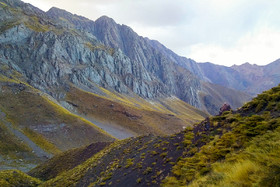 این رشته‌کوه در دوره کوه‌زایی آلپی جدید ایجاد شده‌، از جمله رشته کوه‌های جوانی محسوب می‌شوند که در حدود ۳۰ میلیون سال پیش ایجاد شده‌اند.