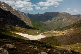 دره «اُشترانکوه» معروف به دره هزار بهمن، دارای یخچالهای طبیعی متعددی است.