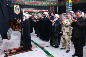 اقامه نماز جماعت به امامت آیت‌الله نوری همدانی، در حاشیه دیدار سردار جلالی با این مرجع تقلید