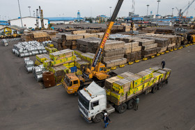 مساحت بندر انزلی در حدود یک میلیون متر مربع و دارای ظرفیت ۱۱ میلیون تن است.