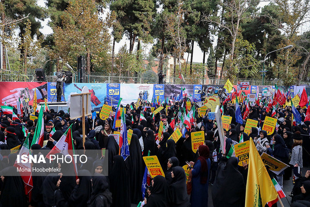 سر دادن شعار مرگ بر آل سعود و هیهات من‌الذله در راهپیمایی 13 آبان