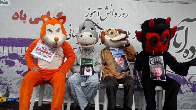 حضور نمادهای عروسکی نتانیاهو، ملک سلمان و ترامپ  در راهپیمایی ۱۳ آبان