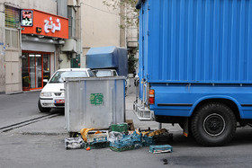 برخی گویا عادت کرده‌اند زباله‌هایشان را در خیابان بریزند؛ حتی اگر سطل زباله در کنارشان باشد.