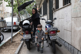 درست است که پیدا کردن جای پارک مناسب در شهر شلوغی مثل تهران، گاه اصلاً کار آسانی نیست، اما پارک کردن خودروها در مسیر عابران پیاده هیچ توجیهی ندارد؛ موتورسیکلت که جای خود دارد