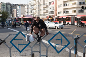 در برخی چهارراهها زیرگذر و خط عابرپیاده و پل عابرپیاده تعبیه شده اما خیلیها این مسأله ساده را رعایت نمیکنند؛ حتی اگر نردههای سرتاسری برای الزام به رعایت این مقررات ساده نصب شده باشد