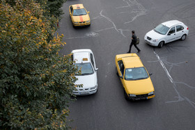 بینظمی در ترافیک و رفت و آمد شهری مختص خودروها و موتورسیکلتها نیست؛ گاهی عابران پیاده هم این موضوع ساده را رعایت نمیکنند