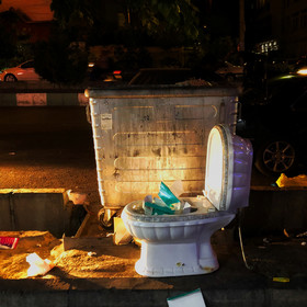 برخی گویا عادت کردهاند زبالههایشان را در خیابان بریزند؛ حتی اگر سطل زباله در کنارشان باشد. البته برخی زبالهها هم شاید اصلاً در سطل جا نشوند!