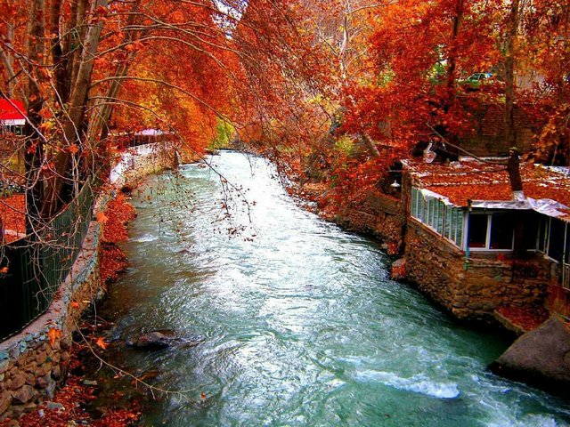 فیلم: تونل انتقال آب رودخانه کرج به تهران تهدیدی برای حیات جاده چالوس