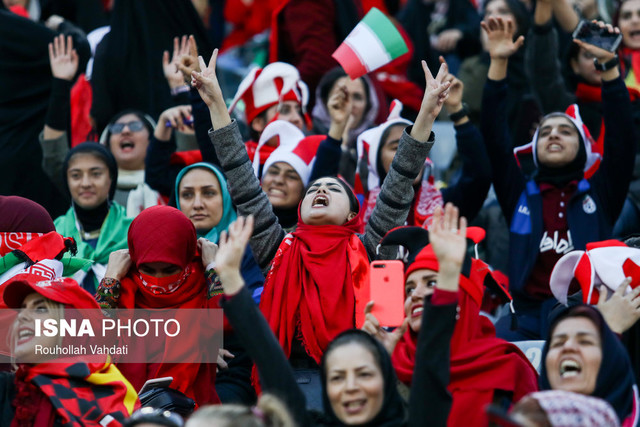 ورود زنان به آزادی با تشویق مداوم مردان + فیلم ورود زنان به آزادی با تشویق مداوم مردان + فیلم