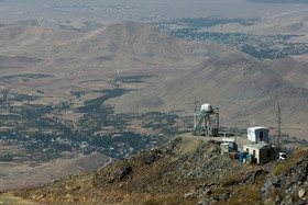 رصدخانه ملی ایران، مشرف بر روستای کامو از توابع استان اصفهان است.