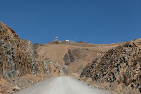 نمایی از رصدخانه ملی بر فراز قله گرگش